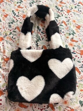 Plush Heart Pattern Faux Fur Shoulder Bag in Black & White